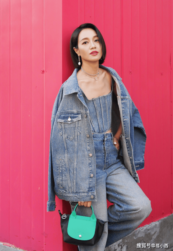 发年轻10岁一身牛仔穿搭美得像换了个人AG真人澳门百家家乐朱丹新剪了波波头短(图2)