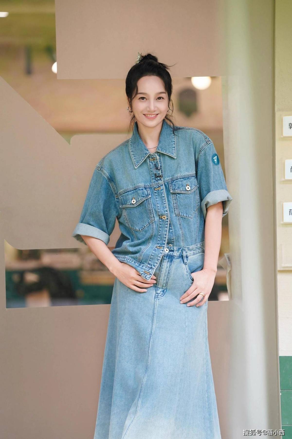 发年轻10岁一身牛仔穿搭美得像换了个人AG真人澳门百家家乐朱丹新剪了波波头短(图6)