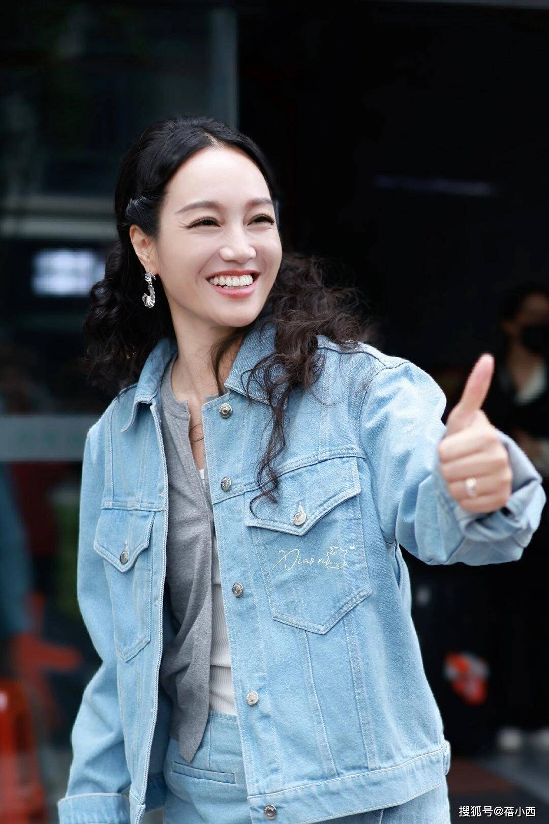 发年轻10岁一身牛仔穿搭美得像换了个人AG真人澳门百家家乐朱丹新剪了波波头短(图5)