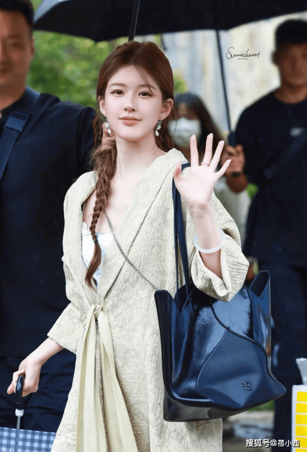 对称才好看果然时尚的尽头是国风AG真人赵露思穿新中式耳环不戴(图2)