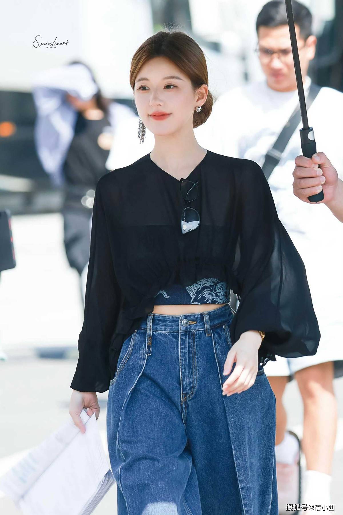 对称才好看果然时尚的尽头是国风AG真人赵露思穿新中式耳环不戴(图4)