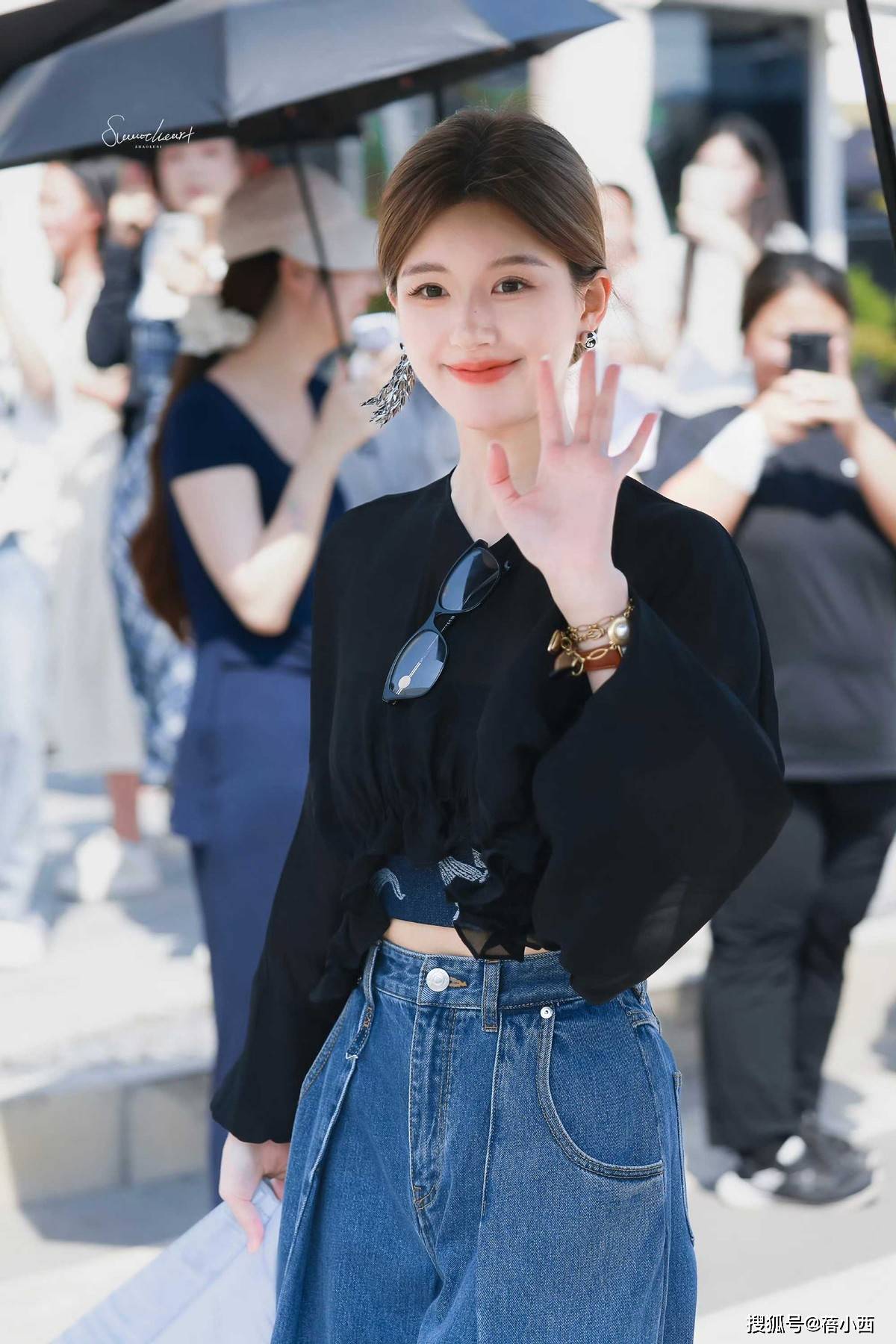 对称才好看果然时尚的尽头是国风AG真人赵露思穿新中式耳环不戴(图5)