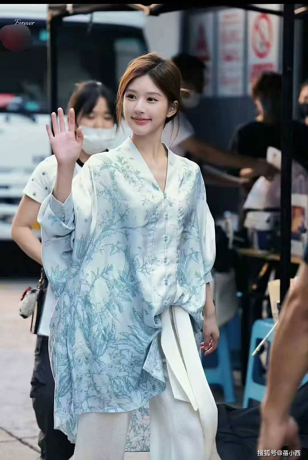 对称才好看果然时尚的尽头是国风AG真人赵露思穿新中式耳环不戴(图6)