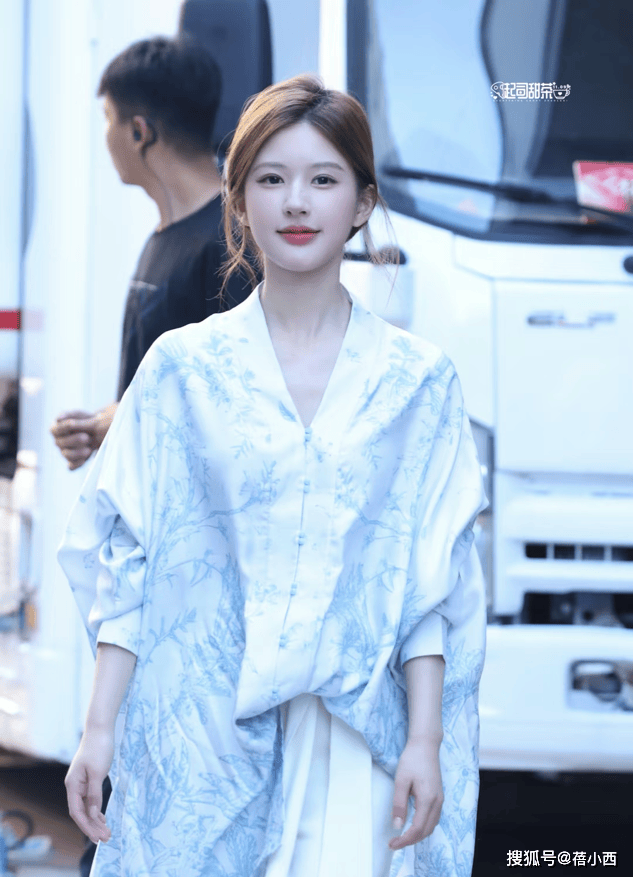 对称才好看果然时尚的尽头是国风AG真人赵露思穿新中式耳环不戴(图7)