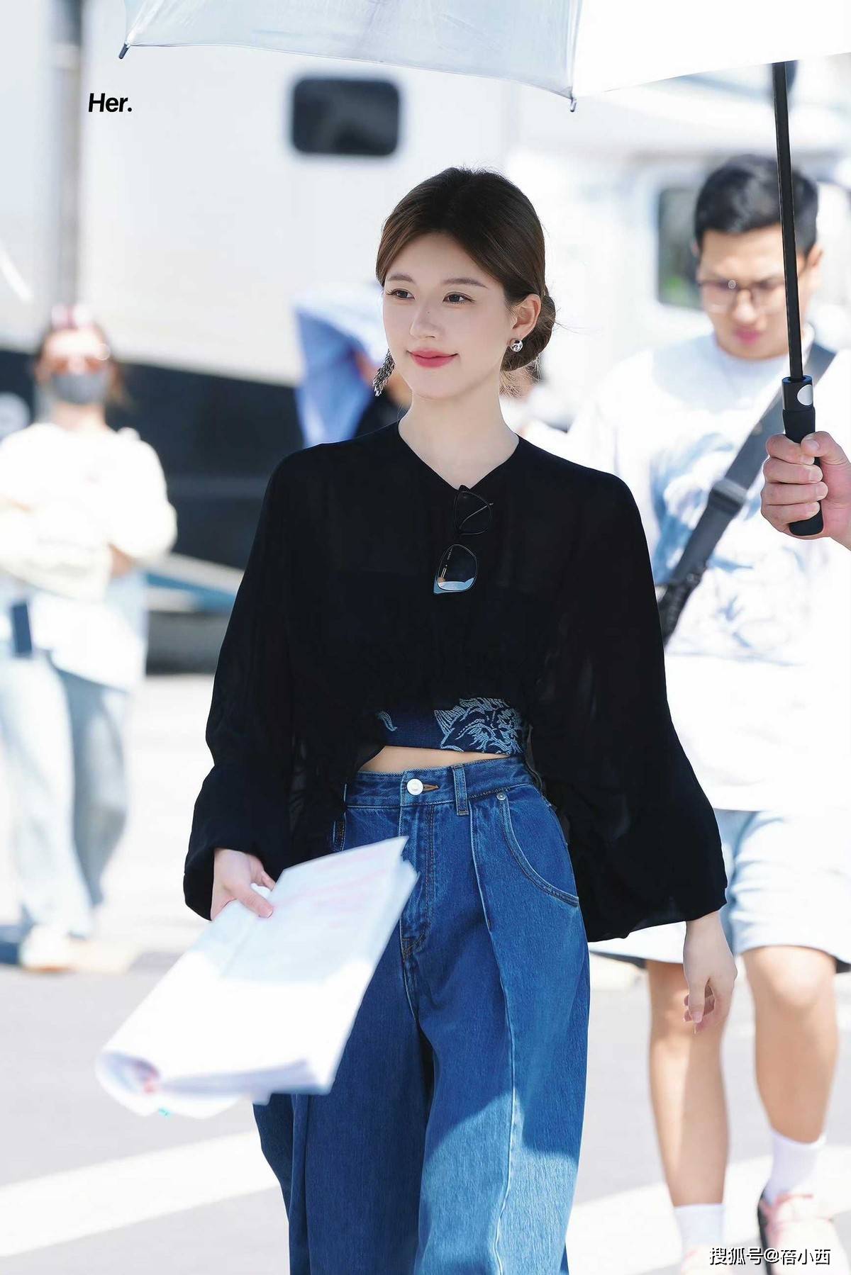 对称才好看果然时尚的尽头是国风AG真人赵露思穿新中式耳环不戴(图8)