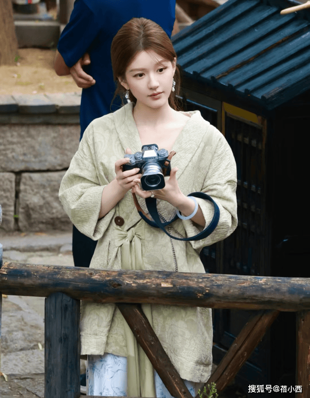 对称才好看果然时尚的尽头是国风AG真人赵露思穿新中式耳环不戴(图9)