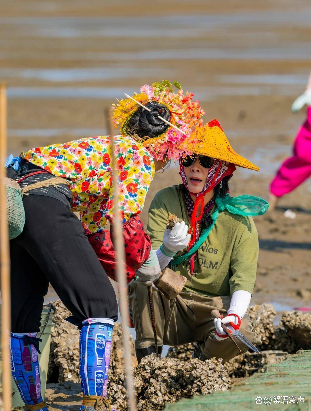 朝伟罕见举香槟出镜港圈名流齐聚送豪礼！AG真人网站刘嘉玲60大寿提前预热梁(图2)