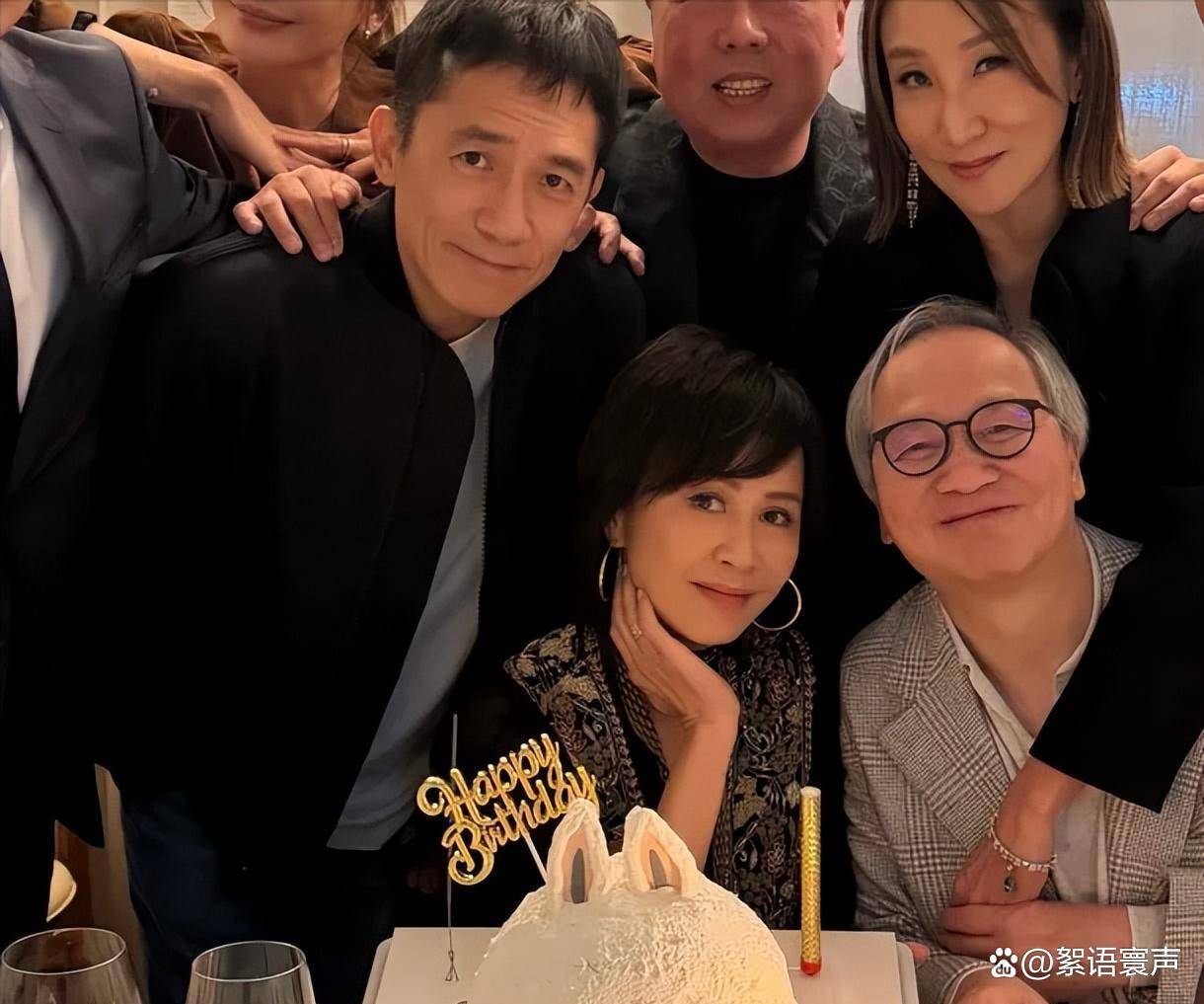 朝伟罕见举香槟出镜港圈名流齐聚送豪礼！AG真人网站刘嘉玲60大寿提前预热梁(图9)