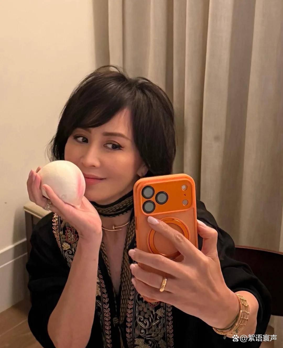 朝伟罕见举香槟出镜港圈名流齐聚送豪礼！AG真人网站刘嘉玲60大寿提前预热梁(图11)