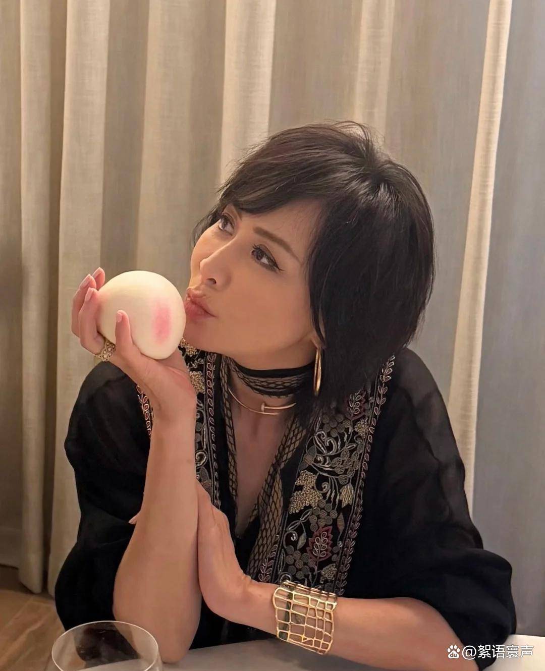 朝伟罕见举香槟出镜港圈名流齐聚送豪礼！AG真人网站刘嘉玲60大寿提前预热梁(图17)